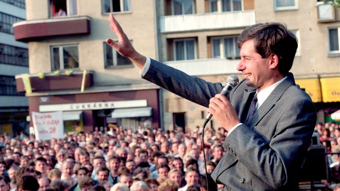 Retroextremista Miroslav Sládek na volební mítinku v roce 1992. Letos opět kandiduje.