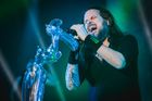 Recenze: Korn stále ukazují svým nu-metalovým následovníkům záda. V Praze hráli až moc na jistotu