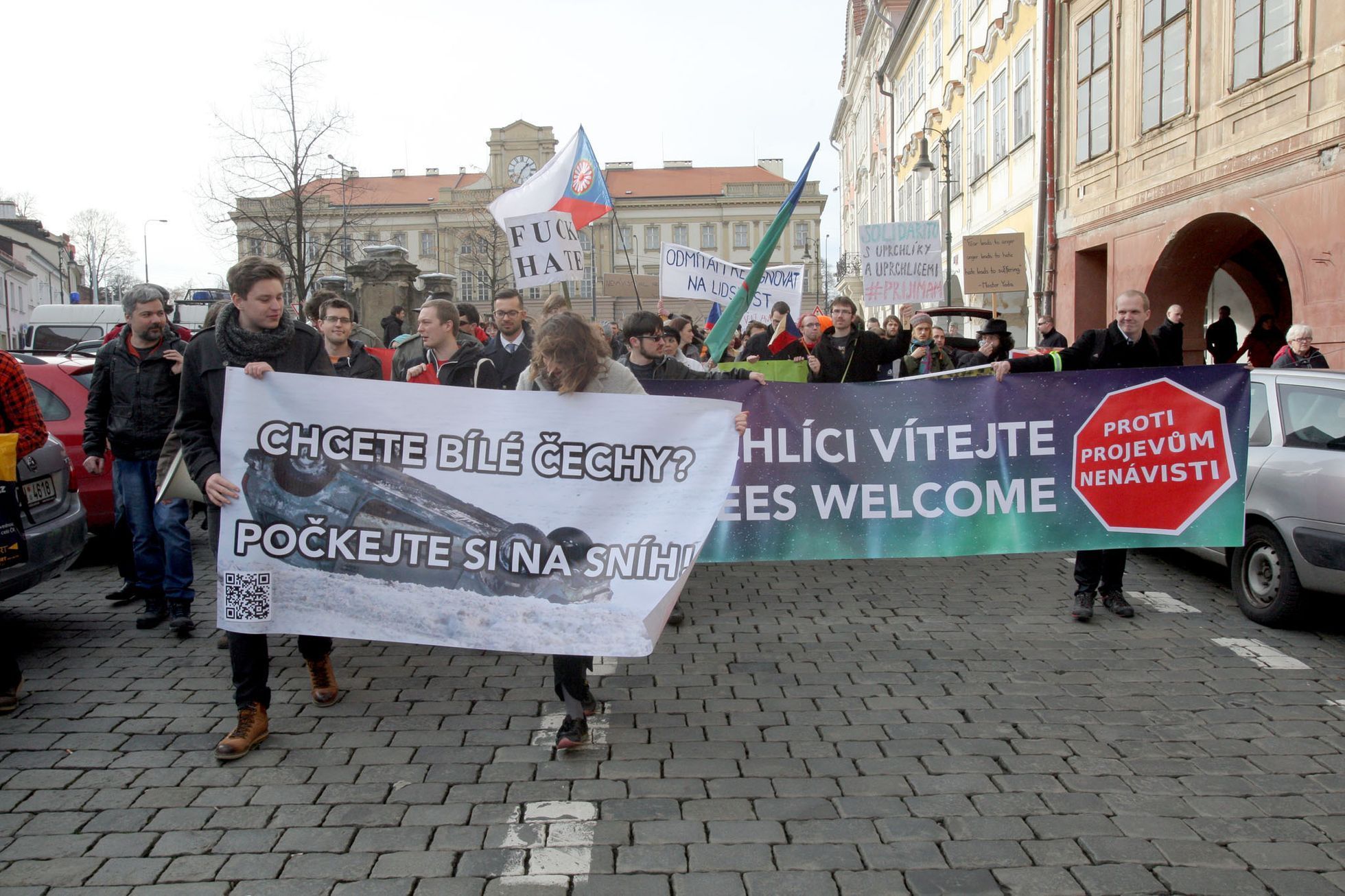 Uprchlíci vítejte, náckové táhněte