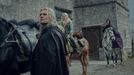 Henry Cavill coby Geralt z Rivie, Freya Allan jako princezna Ciri a Anya Chalotra v roli Yennefer.