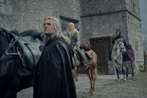 Henry Cavill coby Geralt z Rivie, Freya Allan jako princezna Ciri a Anya Chalotra v roli Yennefer.