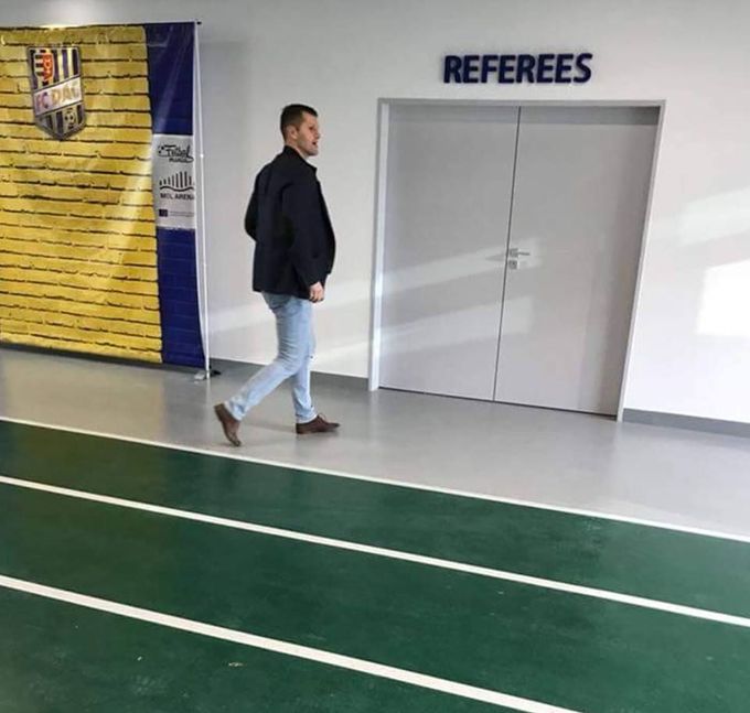 Sportovní ředitel Slovanu Bratislava Richard Trutz vchází do kabiny rozhodčích o přestávce duelu Dunajská Streda - Trnava.