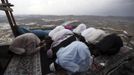 Muslim pilgrims pray at the top of Mount Noor where Muslims believe Prophet Mohammad received the first words of the Koran through Gabriel, during the annual haj pilgrimage in the holy city of Mecca October 21, 2012. REUTERS/Amr Abdallah Dalsh (SAUDI ARABIA - Tags: RELIGION) Published: Říj. 21, 2012, 9:53 odp.