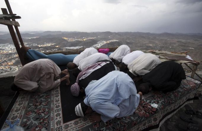 Muslim pilgrims pray at the top of Mount Noor where Muslims believe Prophet Mohammad received the first words of the Koran through Gabriel, during the annual haj pilgrimage in the holy city of Mecca October 21, 2012. REUTERS/Amr Abdallah Dalsh (SAUDI ARABIA - Tags: RELIGION) Published: Říj. 21, 2012, 9:53 odp.