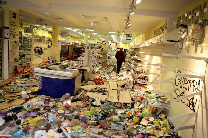 Supermarket v Hamburku, který během summitu G20 zničili demonstranti.