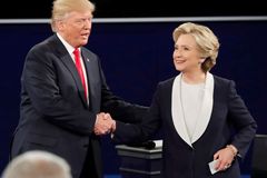 "Slizoune, dej si zpátečku." Trump za mnou při debatě slídil, píše Clintonová v nové knize o volbách