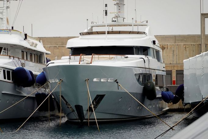 Jachta Lady Anastasia v přístavu na Mallorce.