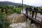 Po bleskových záplavách Švýcaři hledají otce s dcerou, voda strhla jejich automobil