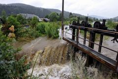 Po bleskových záplavách Švýcaři hledají otce s dcerou, voda strhla jejich automobil