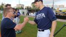 Matějovi Hejmovi gratuluje předseda České baseballové asociace Petr Ditrich