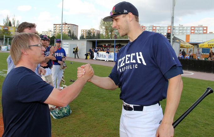 Matějovi Hejmovi gratuluje předseda České baseballové asociace Petr Ditrich