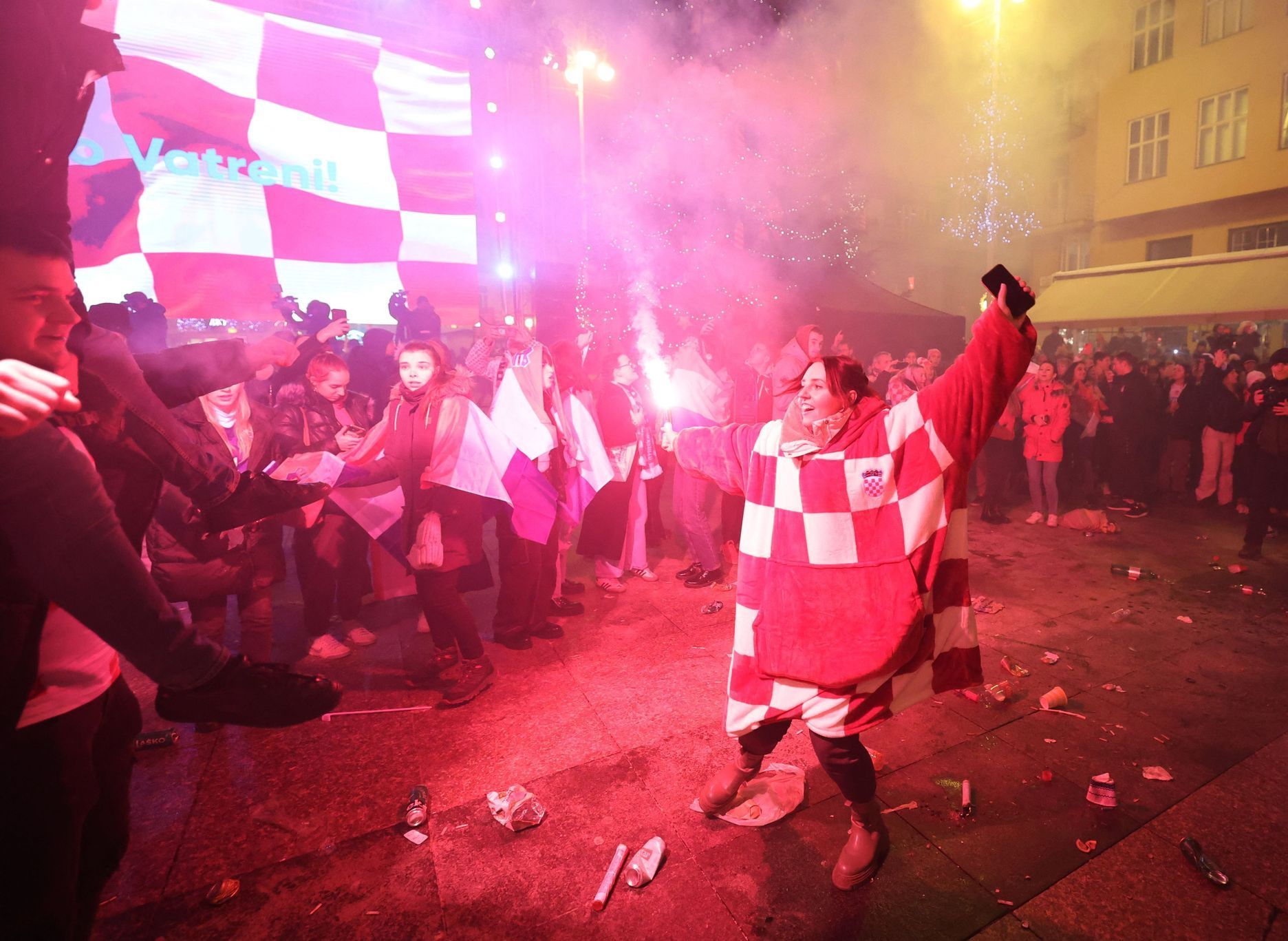 Chorvaté fandí v ulicích Záhřebu během semifinále MS 2022 Argentina - Chorvatsko