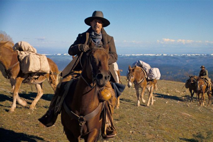 Kevin Costner ve filmu Horizont: Americká sága.