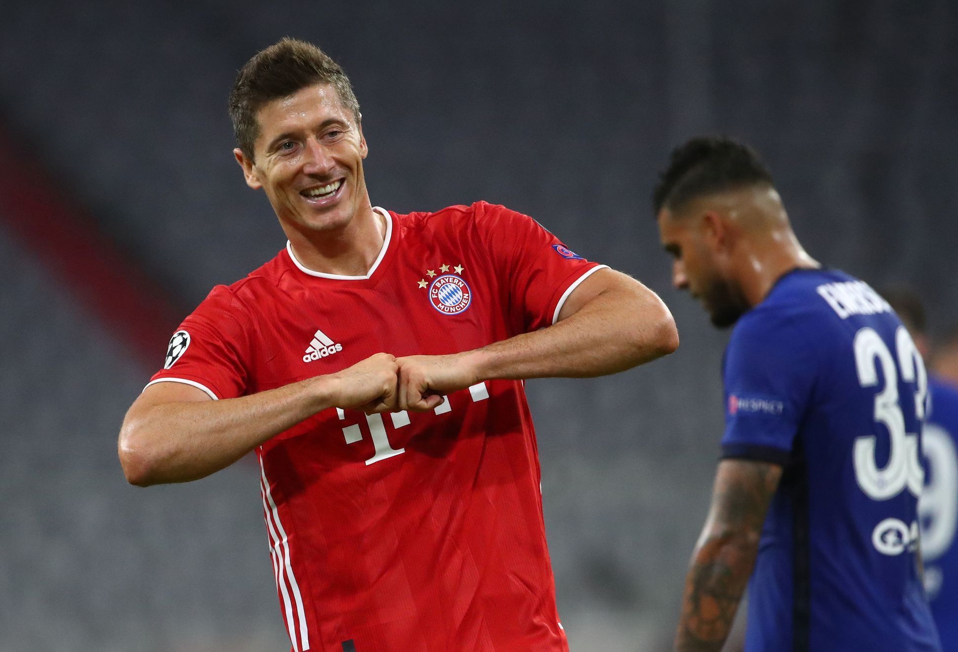 Robert Lewandowski slaví gól v odvetném osmifinále Ligy mistrů Bayern - Chelsea