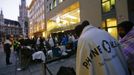 Customers camp outside an Apple store before the release of iPhone 5 in Munich early September 21, 2012. Apple Inc's iPhone 5 hit stores around the globe on Friday, with fans snapping up the device that is expected to fuel a huge holiday quarter for the consumer giant. REUTERS/Michael Dalder (GERMANY - Tags: BUSINESS TELECOMS) Published: Zář. 21, 2012, 7:34 dop.