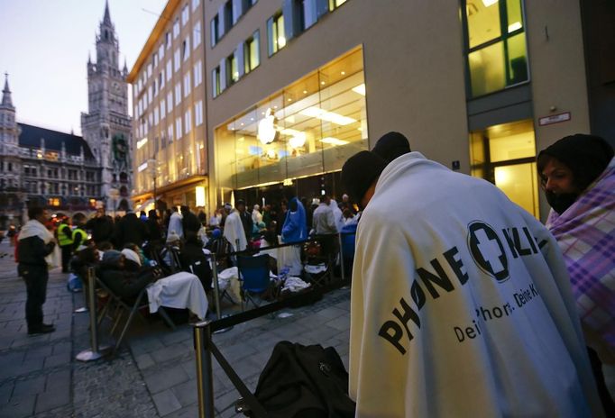 Customers camp outside an Apple store before the release of iPhone 5 in Munich early September 21, 2012. Apple Inc's iPhone 5 hit stores around the globe on Friday, with fans snapping up the device that is expected to fuel a huge holiday quarter for the consumer giant. REUTERS/Michael Dalder (GERMANY - Tags: BUSINESS TELECOMS) Published: Zář. 21, 2012, 7:34 dop.