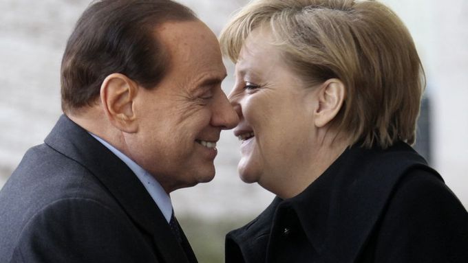 Fotografie z roku 2011. Dnes by se Merkelová Berlusconimu raději vyhnula, bude-li to alespoň trochu možné.