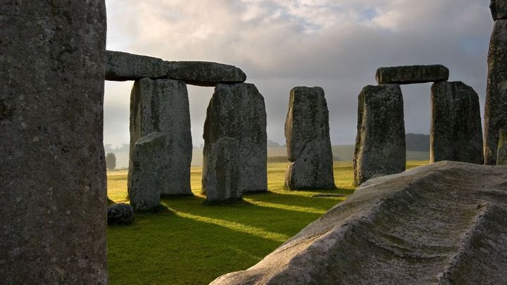 Stonehenge mohl vzniknout jako politický monument, některé kameny jsou ze Skotska
