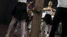 Girls perform during their ballet class at the 'Ballet Santa Teresa' academy in Rio de Janeiro August 13, 2012. 'Ballet Santa Teresa', a non-governmental organization (NGO) gives children who live in areas with social risk, some suffering domestic violence, free ballet classes and other activities as a part of socio-cultural integration project. Picture taken August 13, 2012. REUTERS/Pilar Olivares (BRAZIL - Tags: SOCIETY) Published: Srp. 16, 2012, 7:27 odp.