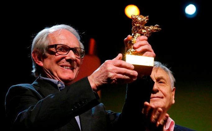 Režisér Ken Loach se Zlatým medvědem a Jiří Menzel (bez medvěda).