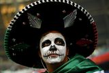 Kanárci o zápas dříve vyřadili Mexiko, pro něž si symbolicky přišel tenhle pan Smrťák.