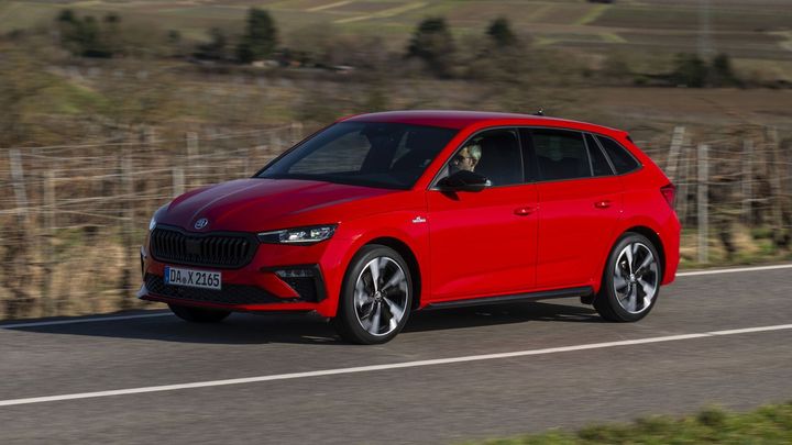 Nadšení z elektromobilů pomalu opadává. Automobilky oddalují konec spalovacích motorů