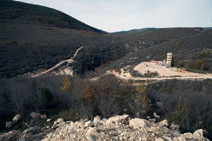 Nedotčenou přírodu už několik let narušuje nekontrolovatelný boom vodních elektráren. Vyhání zvířata i lidi.