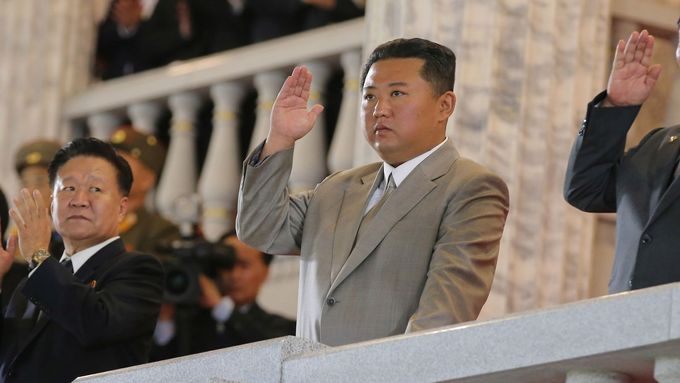 Z tlustého diktátora je štíhlý švihák. Proměna Kim Čong-una zaráží svět.