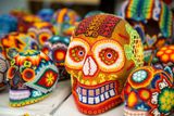 Se symboly smrti pracuje také etnikum Huicholes, které tvoří nevšední umělecké předměty z český korálků Preciosa, které se do Mexika po léta vyváží.