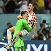 Dominik Livakovič a Mario Pašalič slaví vítězství v osmifinále MS 2022 Japonsko - Chorvatsko