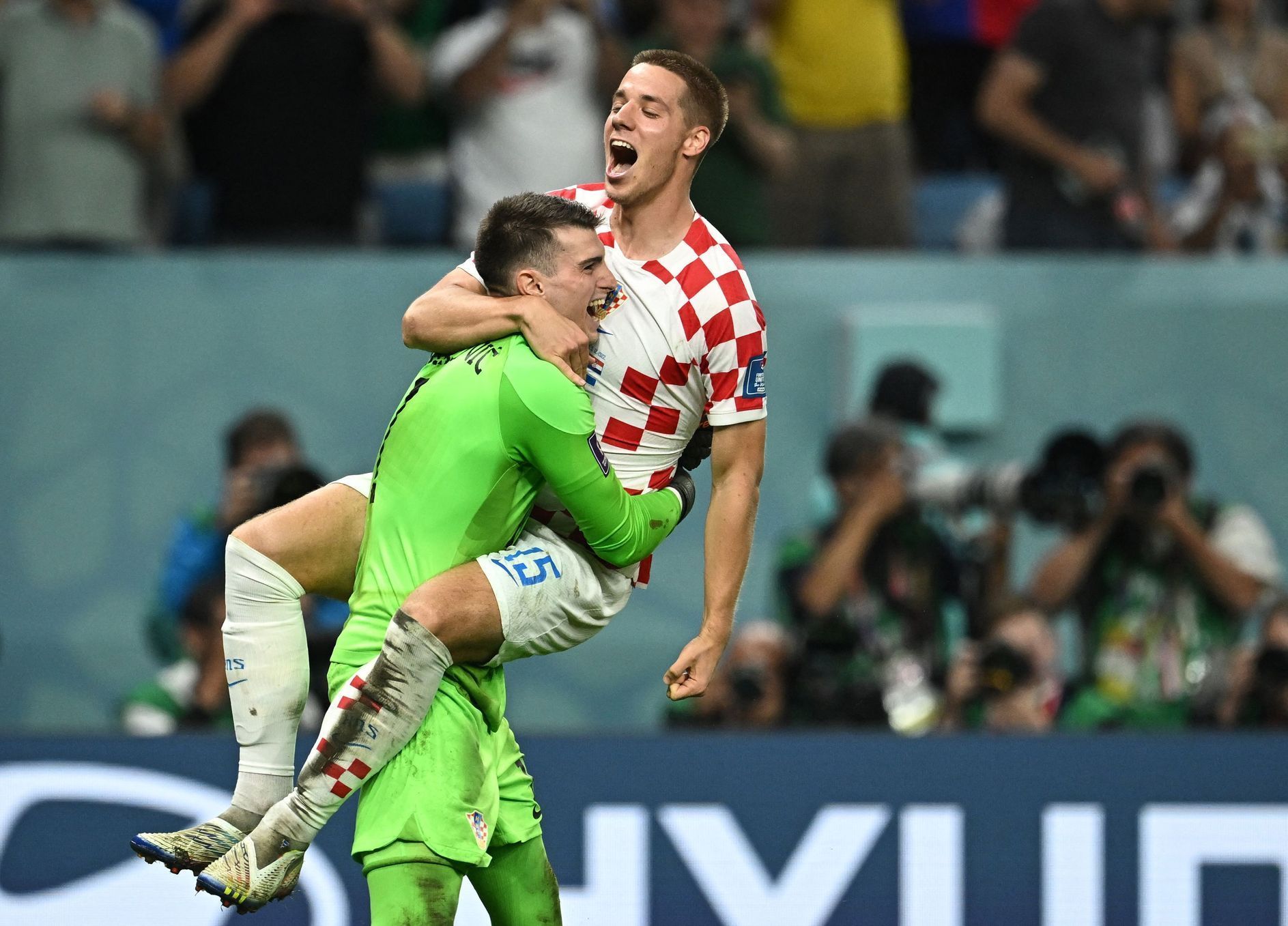 Dominik Livakovič a Mario Pašalič slaví vítězství v osmifinále MS 2022 Japonsko - Chorvatsko