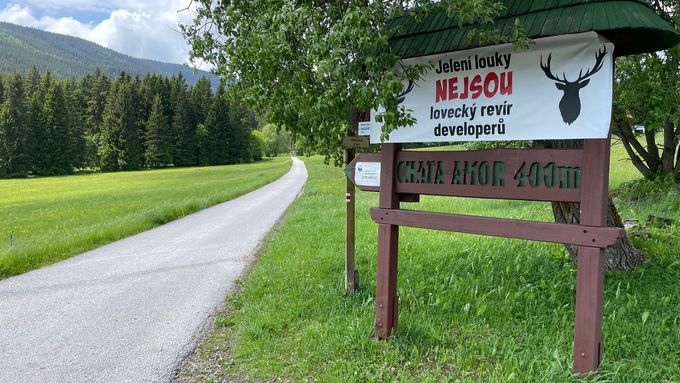 Výstavba boudy Jelení potok je ve východních Krkonoších velkým tématem. Řada místních upozorňuje, že v tak vzácné oblasti nemá podobný objekt co dělat.