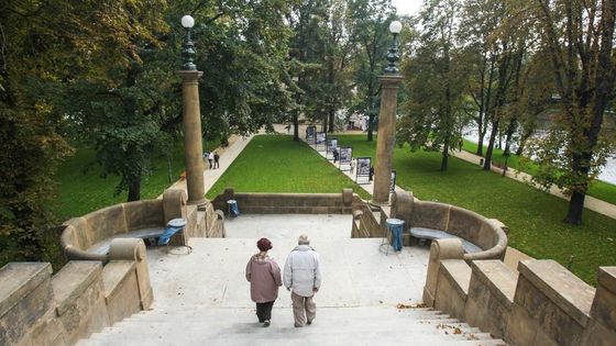 Dlouho očekávaná a povodněmi zkoušená rekonstrukce Střeleckého ostrova je u konce. Z Mostu legií teď sestoupíte na zbrusu nový ostrov.