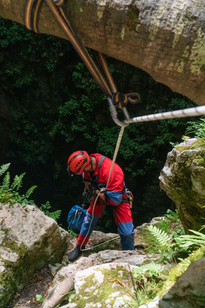 Čeští speleologové zkoumají slovinskou jeskyni Kačna jama