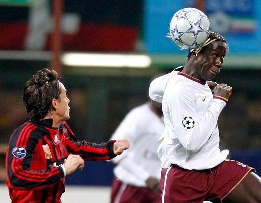 Bacary Sagna z Arsenalu hlavičkuje a dotírá na něj Filippo Inzaghi z AC Milán během utkání Ligy mistrů