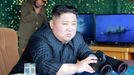 Kim Čong-un dohlíží na testy raketových zařízení, které KLDR provedla v sobotu 4. 5. 2019