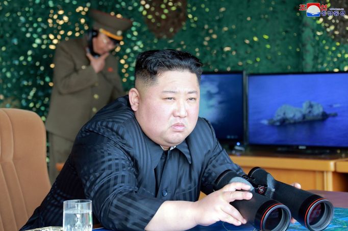 Kim Čong-un dohlíží na testy raketových zařízení, které KLDR provedla v sobotu 4. 5. 2019