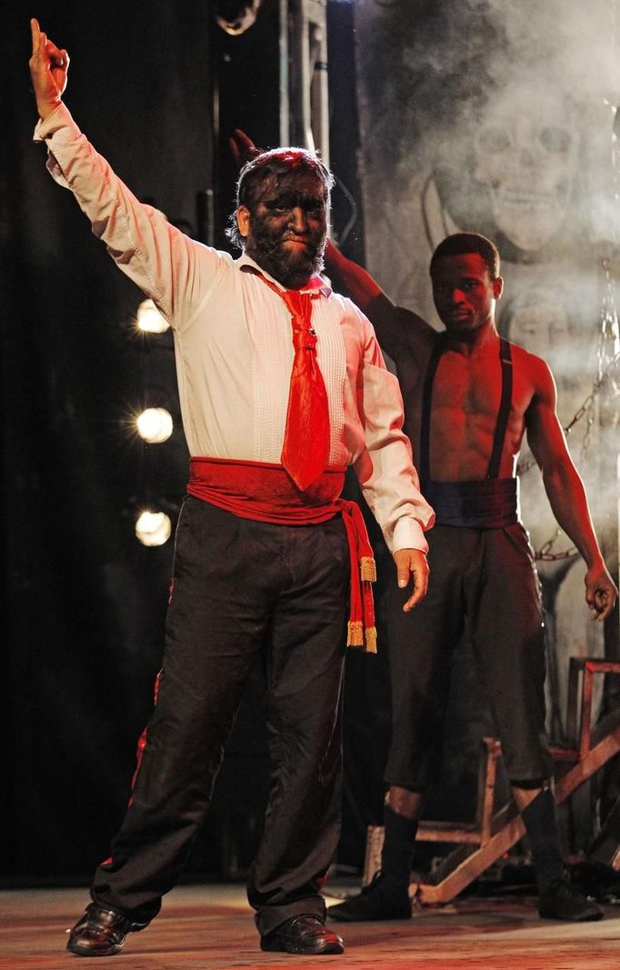 Performer Jesus Aceves (also known as Chuy), who has hypertrichosis, which is a skin condition where an abnormal amount of hair growth is present on the body, performs during a rehearsal for the Circus of Horrors at the Churchill Theatre in Bromley, south east London January 10, 2013. Circus of Horrors, former finalists on television program "Britain's Got Talent", have advertised for a wolf man or woman on government jobs website Directgov. The circus have a Mexican wolf man (who is Aceves), but new UK Border Agency rules meant that before a worker can be granted a certificate of sponsorship, the company must advertise the job in Britain. Picture taken January 10, 2013. REUTERS/Luke MacGregor (BRITAIN - Tags: ENTERTAINMENT HEALTH SOCIETY IMMIGRATION BUSINESS EMPLOYMENT) Published: Led. 11, 2013, 10:17 dop.