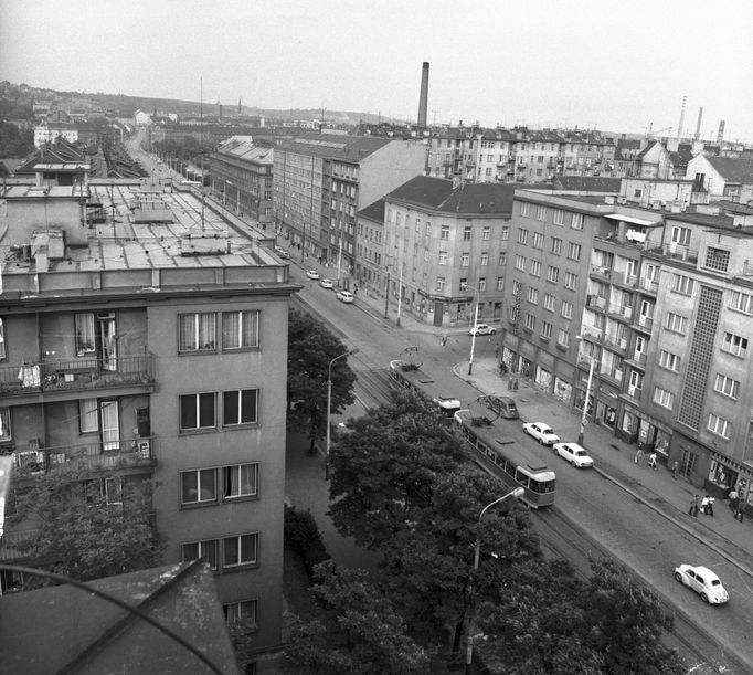 Pohled na Sokolovskou ulici ve Vysočanech za Balabenkou. Rok 1974