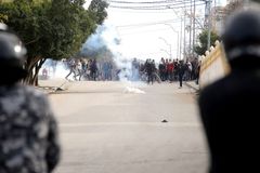 Tuniský novinář se upálil na protest proti poměrům v zemi. Policie zatkla 18 lidí