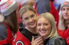 Šampionát hokejistů do 20 let v Ostravě a v Třinci byl plný skvělých momentů na ledě a také krásných úsměvů na ochozech. Kanadské mužstvo přiletěly podpořit nejméně dvě tisícovky fanoušků a fanynek.