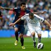 Real Madrid - Barcelona: Karim Benzema (v bílém) - Daniel Alves