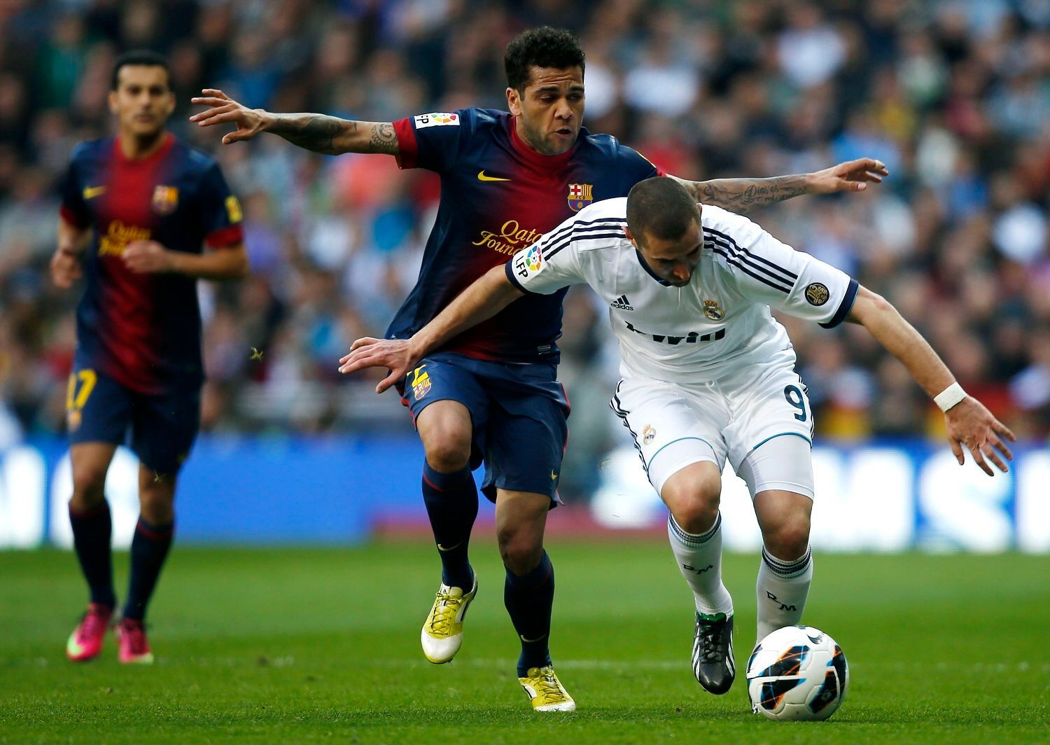 Real Madrid - Barcelona: Karim Benzema (v bílém) - Daniel Alves