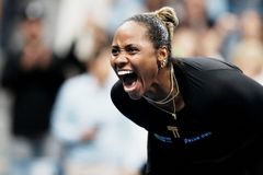 Taylor zbláznila Státy, mluví o sobě jako o bájném Fénixovi. V cestě stojí Krejčíková