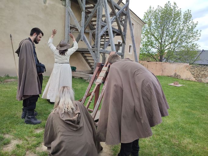 Ne každý návštěvník tvrze si poradí s trebuchetem.