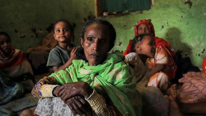 Lidé v Etiopii prchají před hladem a válkou.