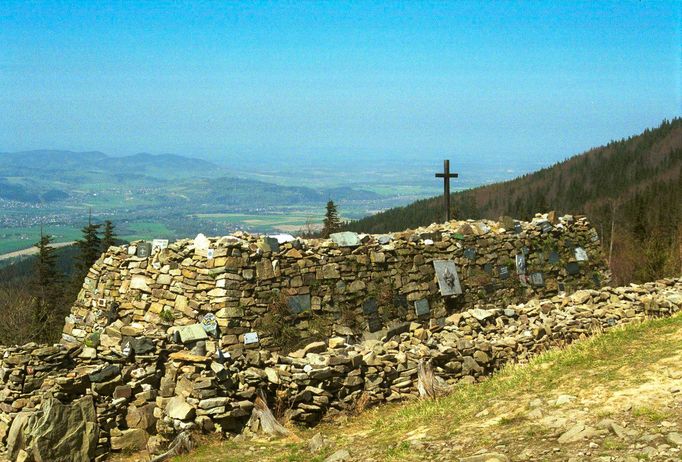 Ivančena - kamenná mohyla pod vrchem Kykulka v Beskydech poskládaná z tisíců kamenů a kamínků ze všech koutů světa v roce 1946. Snímek z roku 2000.