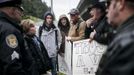 Seattle Police Department Officers talk with a group of gun buyers outside a gun buyback event in Seattle, Washington January 26, 2013. Participants received up to a $100 gift card in exchange for working handguns, shotguns and rifles, and up to a $200 gift card for assault weapons. The event lasted from 9 a.m. until shortly after noon, after the event ran out of $80,000 worth of gift cards. REUTERS/Nick Adams (UNITED STATES - Tags: POLITICS CIVIL UNREST) Published: Led. 27, 2013, 12:47 dop.