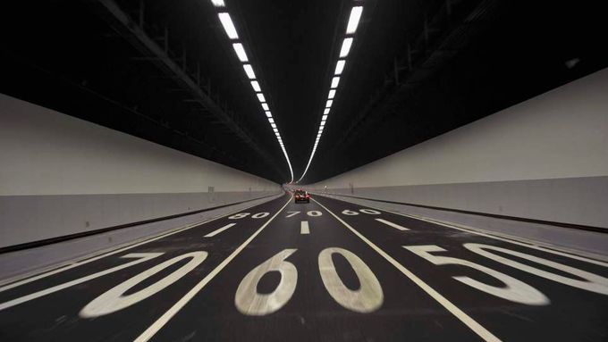 Dodržovat rychlost musíte i na dálnici, která vede v tunelu pod hladinou moře v čínském přístavním městě Sia-men.