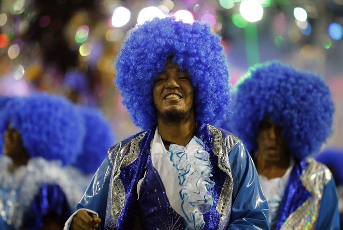 Revellers of Portela samba school participate in the annual Carnival parade in Rio de Janeiro's Sambadrome February 11, 2013. REUTERS/Sergio Moraes (BRAZIL - Tags: SOCIETY) Published: Úno. 11, 2013, 8:03 dop.